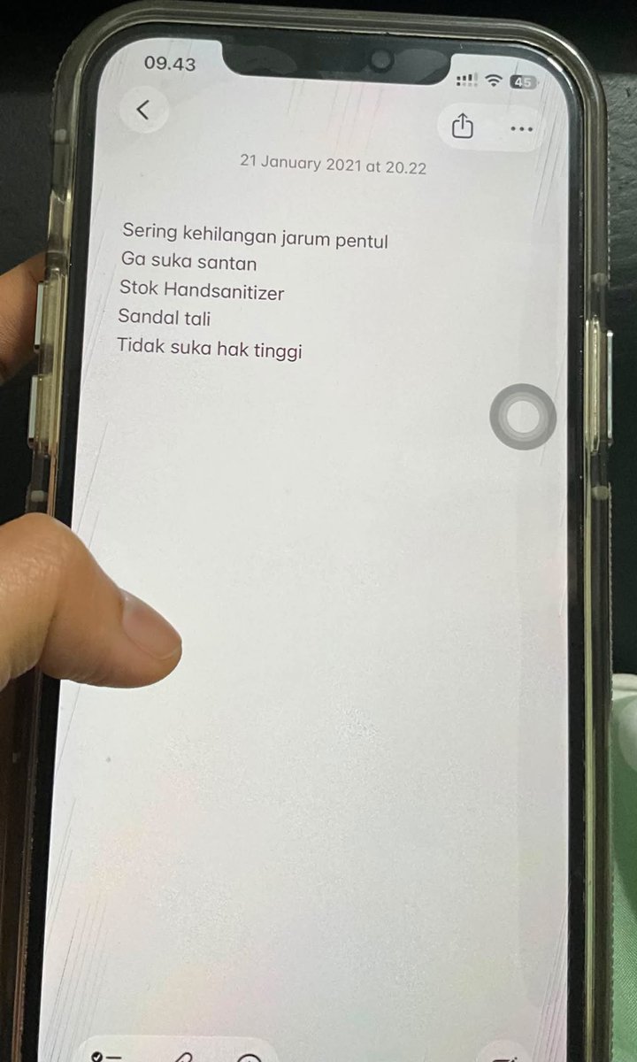 KapudS640's tweet photo. semalam iseng bersihin storage HP suami.

eh, nemu satu folder yang namanya pakai nama lengkapku.

pas dibuka...

isinya bikin aku langsung nangis. 🥹

ternyata folder itu sudah dia buat sejak pertama kali datang ke rumah orang tuaku buat bilang kalau dia serius sama aku.

dari tahun 2020 sampai sekarang, dia masih rajin nyimpan momen-momen kecil tentang aku dan anak kami, biar nggak lupa.

ya Allah, dari semalam aku nangis terus sampai merinding. masyaallah tabarakallah. allahumma barik. 🤍
