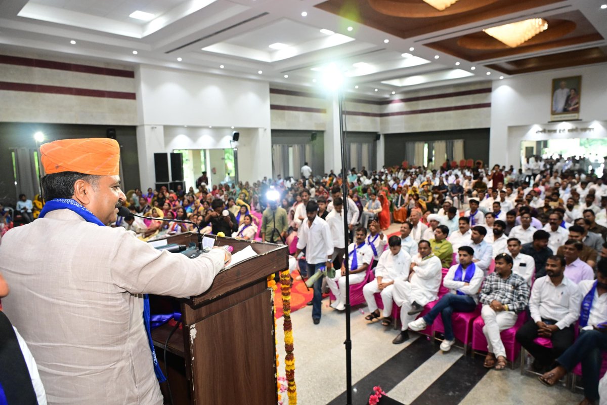 TikaRamJullyINC's tweet photo. जयपुर में अखिल भारतीय बैरवा महास���ा के युवा एवं महिला कार्यकारिणी के शपथ ग्रहण समारोह में शामिल होकर समाज बंधुओं को संबोधित किया तथा नवगठित कार्यकारिणी के पदाधिकारियों को हार्दिक बधाई एवं उज्ज्वल भविष्य की शुभकामनाएँ प्रेषित कीं।

मुझे पूर्ण विश्वास है कि समाज संविधान निर्माता, भारत रत्न बाबा साहेब डॉ. भीमराव आंबेडकर जी के शिक्षा, समानता, सामाजिक न्याय और आत्मसम्मान के विचारों से प्रेरणा लेकर अपनी एकजुटता, संस्कार और ���ेवाभाव से प्रगति के नए आयाम स्थापित करेगा।

कार्यक्र�� में दौसा विधायक श्री डी.सी. बैरवा जी एवं समाज के सम्मानित वरिष्ठजन उपस्थित रहे।
@BairwaDc @INCRajasthan