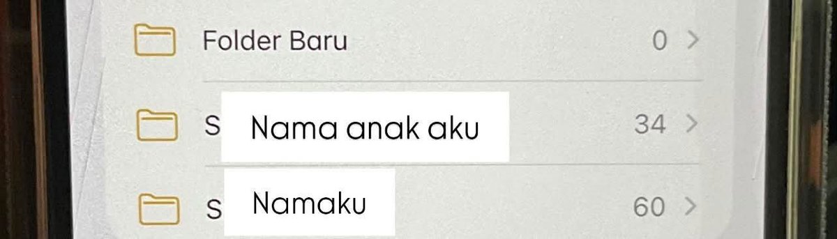 KapudS640's tweet photo. semalam iseng bersihin storage HP suami.

eh, nemu satu folder yang namanya pakai nama lengkapku.

pas dibuka...

isinya bikin aku langsung nangis. 🥹

ternyata folder itu sudah dia buat sejak pertama kali datang ke rumah orang tuaku buat bilang kalau dia serius sama aku.

dari tahun 2020 sampai sekarang, dia masih rajin nyimpan momen-momen kecil tentang aku dan anak kami, biar nggak lupa.

ya Allah, dari semalam aku nangis terus sampai merinding. masyaallah tabarakallah. allahumma barik. 🤍
