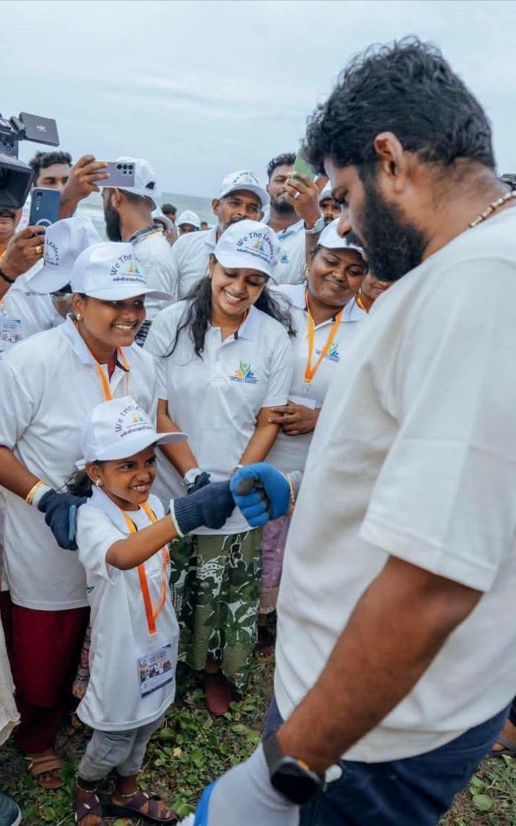 itskJayaprakash's tweet photo. *கன்னியாகுமரி முதல் தூத்துக்குடிவரை 175 கி.மீ. கடற்கரையை மீட்டெடுக்கும் "கோஸ்டல் ரீ ஜெனரேஷன் மூவ்மென்ட் இயக்கத்தை* 
*இன்று 10 மணியளவில் வி த லீடர்ஸ் இயக்க தலைவர்.அண்ணாமலை கன்னியாகுமரி கடற்கரை பகுதியில் தொடங்கி வைக்க
*ஆயிரக்கணக்கானோர் கடற்கரையில் தூய்மைபணி மேற்கொண்டனர்.* https://t.co/omvtNBT6mM