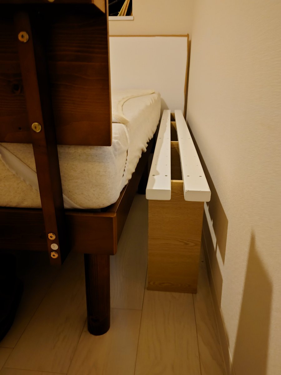 satsuma0122's tweet photo. 家の中を好き放題動き回る一歳児のイタズラ対策色々。コンセント差口やケーブルのカバーは基本として、台所はゲートが上手く設置できなかったので突っ張り棒を二本配置して侵入防止、ベッド脇の転落対策のための台は昨日DIYした。ゴミ箱あさり対策の底上げは結局届いちゃっておりあんまり意味なし… https://t.co/V2nLCtLspB