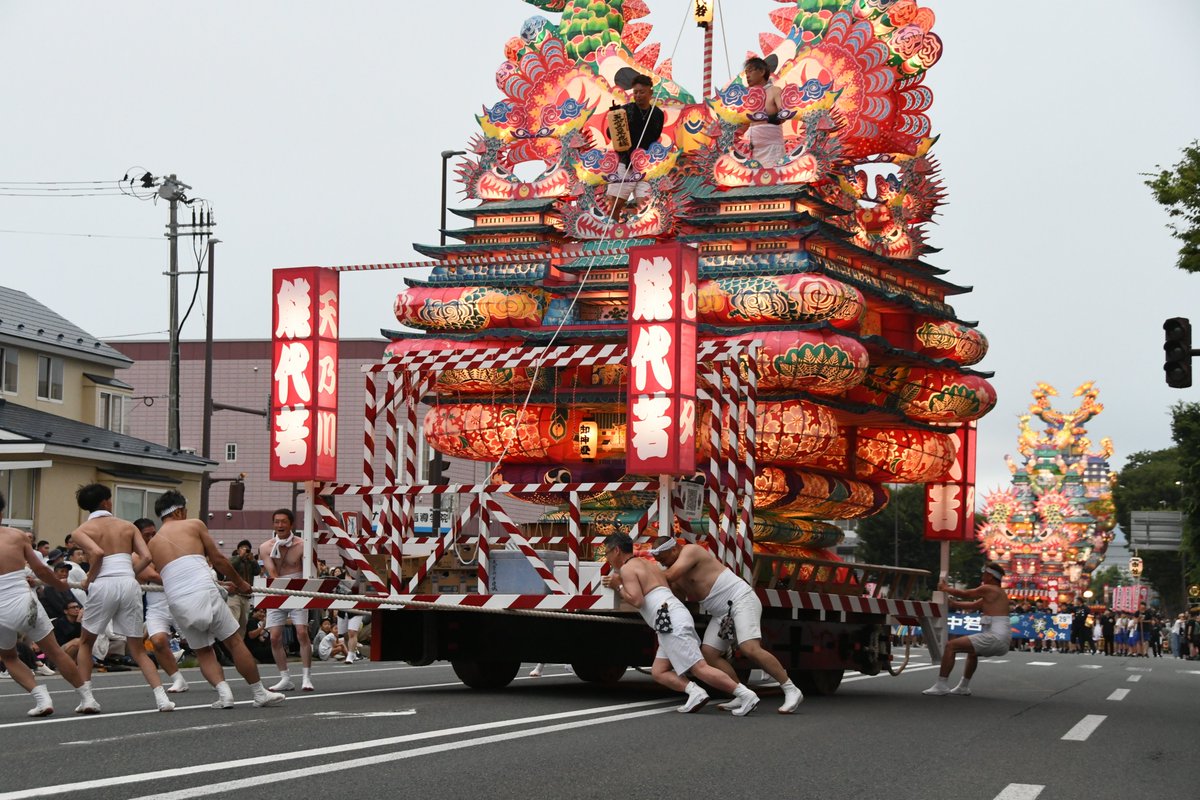 noshiro_city's tweet photo. 8月2日、能代七夕「天空の不夜城」の1日目が行われました。初日の今日は、能代七夕五町組と能代第一中学校の生徒の音頭上げでスタート。愛季（ちかすえ）、嘉六（かろく）、能代若、一中若の4基が大通りを練り歩きました。
#能代市 #noshiro #夏祭り https://t.co/JSqBiaqMUj