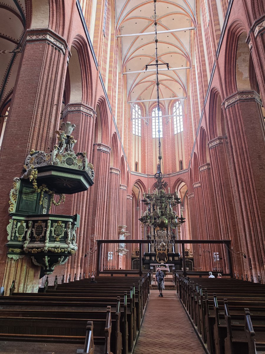 Rotterdam77694's tweet photo. Op zondag gaan #christenen naar de #kerk voor bezinning en aanbidding. Vandaag foto's van de Sint-Nicolaaskerk te #Wismar (#Duitsland). De kerk is een fraai voorbeeld van de Noordelijke baksteengotiek. De kerk werd in 1381 als kerk van vissers en zeelieden gebouwd. https://t.co/C28jpPuOgw