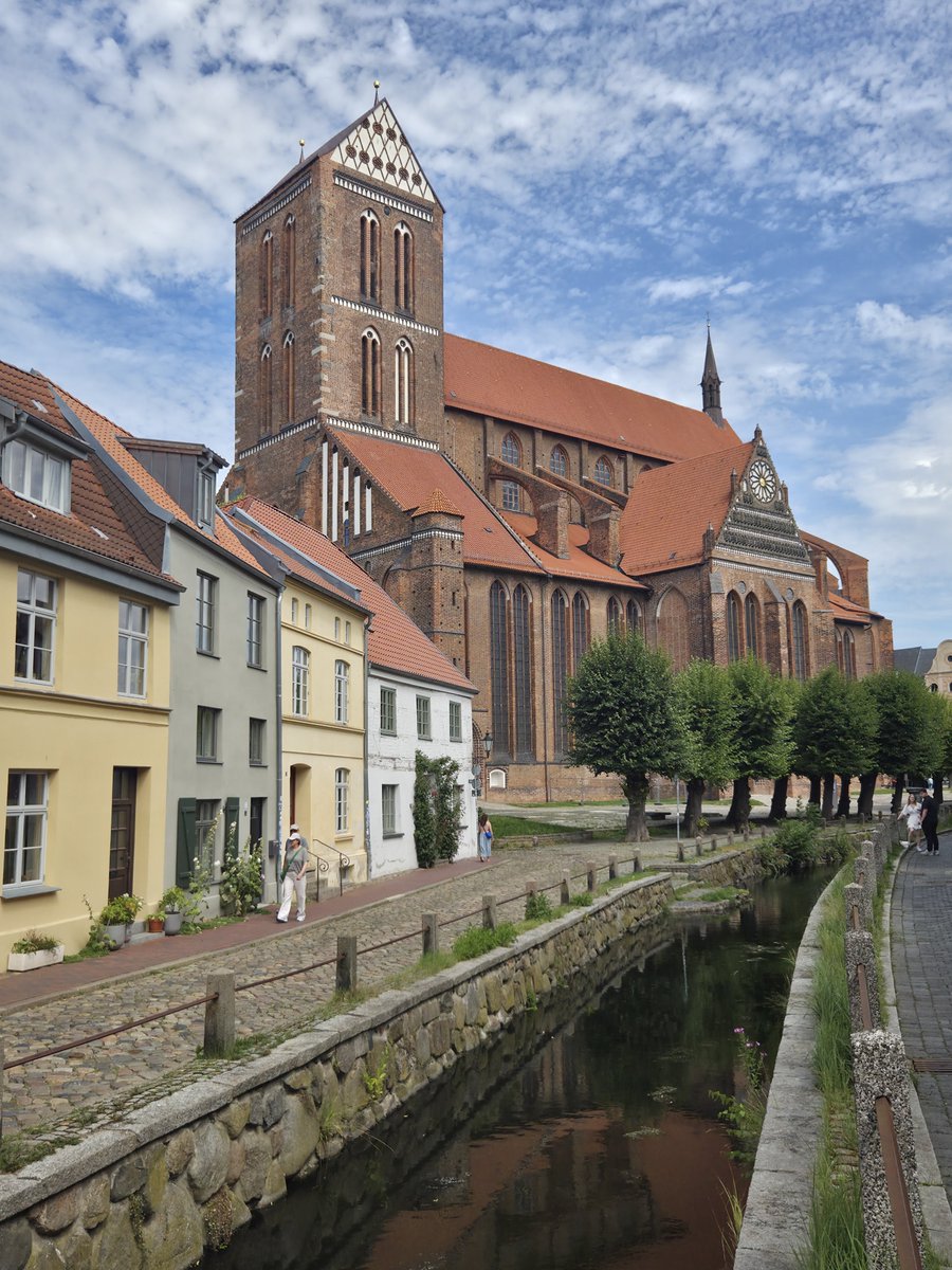 Rotterdam77694's tweet photo. Op zondag gaan #christenen naar de #kerk voor bezinning en aanbidding. Vandaag foto's van de Sint-Nicolaaskerk te #Wismar (#Duitsland). De kerk is een fraai voorbeeld van de Noordelijke baksteengotiek. De kerk werd in 1381 als kerk van vissers en zeelieden gebouwd. https://t.co/C28jpPuOgw