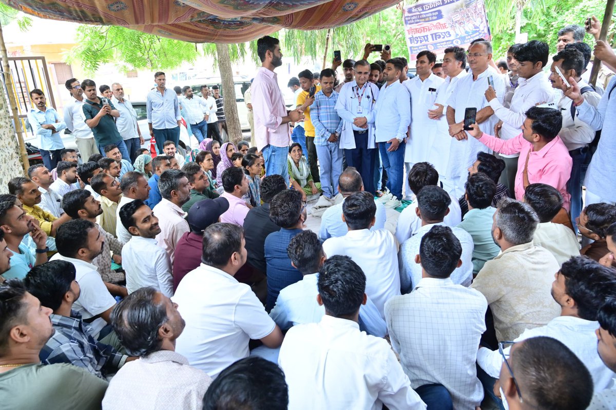 kkvishnoibjp's tweet photo. आज बाड़मेर प्रवास के दौरान जिला चिकित्सालय में नर्सिंग कर्मचारियों से आत्मीय मुलाकात कर संवाद किया।

विद्यार्थियों का अनुशासन और आगे बढ़ने का जज़्बा राष्ट्र के उज्ज्वल भविष्य का आधार है, वहीं नर्सिंग कर्मी अपनी सेवा, समर्पण और संवेदनशीलता से समाज के स्वास्थ्य की निरंतर रक्षा कर मानवता की अमूल्य सेवा कर रहे हैं। ऐसे सभी कर्मयोगियों का योगदान सदैव प्रेरणादायी है।

#kkvishnoi #MlaGudamalani

@BJP4Rajasthan @BJP4India @RajGovOfficial @RajCMO @BhajanlalBjp @madanrrathore @DrPremBairwa @KumariDiya @DIPRRajasthan