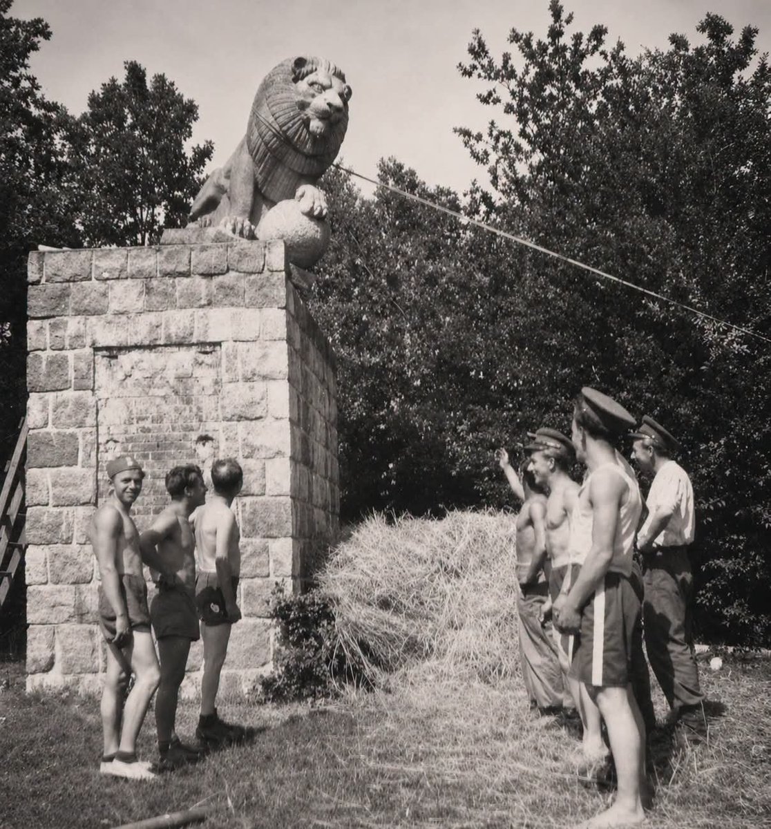 Masuria13's tweet photo. Soldiers of the Polish Army removing a granite lion from a monument dedicated to the 147th Infantry Regiment (2nd Masurian), located near the ruins of the Hindenburg Mausoleum. 1950s. https://t.co/BCsXsBl1ef