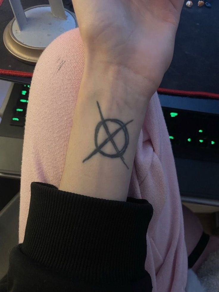 chchmars's tweet photo. Seen this somewhere and then bitchass tl refreshed 🫶 how pinterest sees you or something

actor
tattoo
nails
outfit https://t.co/qFQhi8DSwD