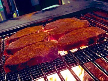 yousei_group's tweet photo. 岐阜には食の怪物が多い件についてvol.1
①岐阜市『ロディオラウンドアップ』
日本一の薪焼きUSステーキは岐阜にある
②大垣市『松岡』
熟成の魔術師が握る異次元の鮨
③大垣市『アドゥエパッシ』
日本一の生ハムを日本一の食べ方で
④山県市『かたつむり』
変態ジビエ仙人による極上ジビエ料理 https://t.co/SvVU36s5dF