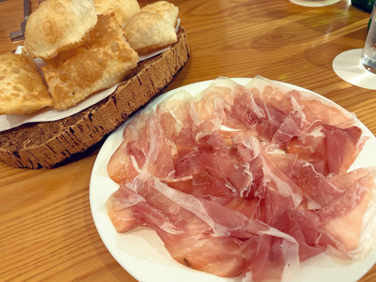 yousei_group's tweet photo. 岐阜には食の怪物が多い件についてvol.1
①岐阜市『ロディオラウンドアップ』
日本一の薪焼きUSステーキは岐阜にある
②大垣市『松岡』
熟成の魔術師が握る異次元の鮨
③大垣市『アドゥエパッシ』
日本一の生ハムを日本一の食べ方で
④山県市『かたつむり』
変態ジビエ仙人による極上ジビエ料理 https://t.co/SvVU36s5dF
