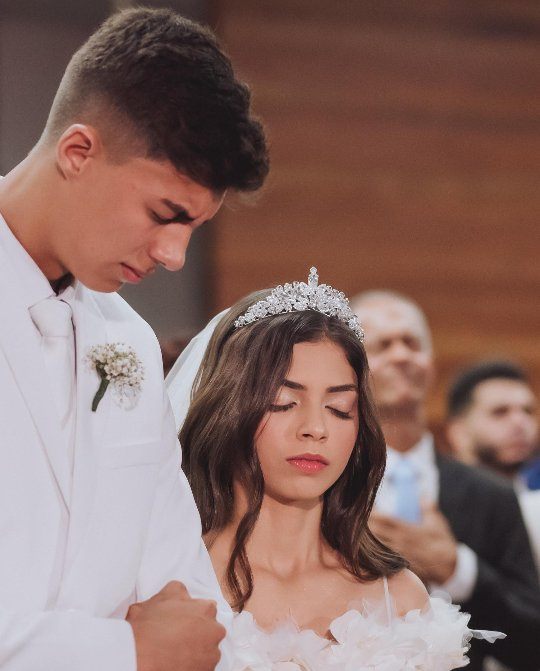 AcervoCharts's tweet photo. Mulher se ajoelha no casamento e promete ser sempre submissa ao marido. https://t.co/pwOeK1kt6l