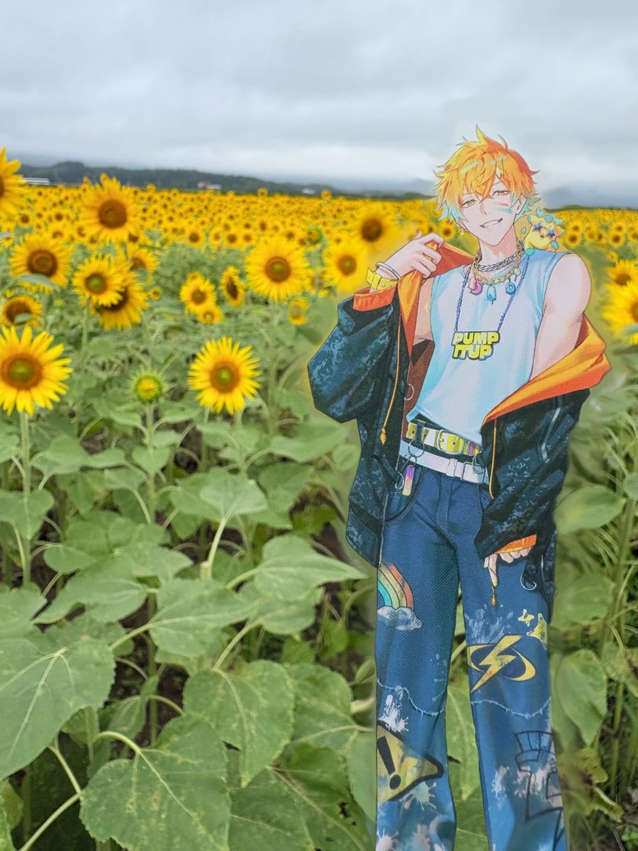 osakanaku_A's tweet photo. 描きこんだりして気合いでアクスタの縁消した。 https://t.co/TsKRu4fjVH