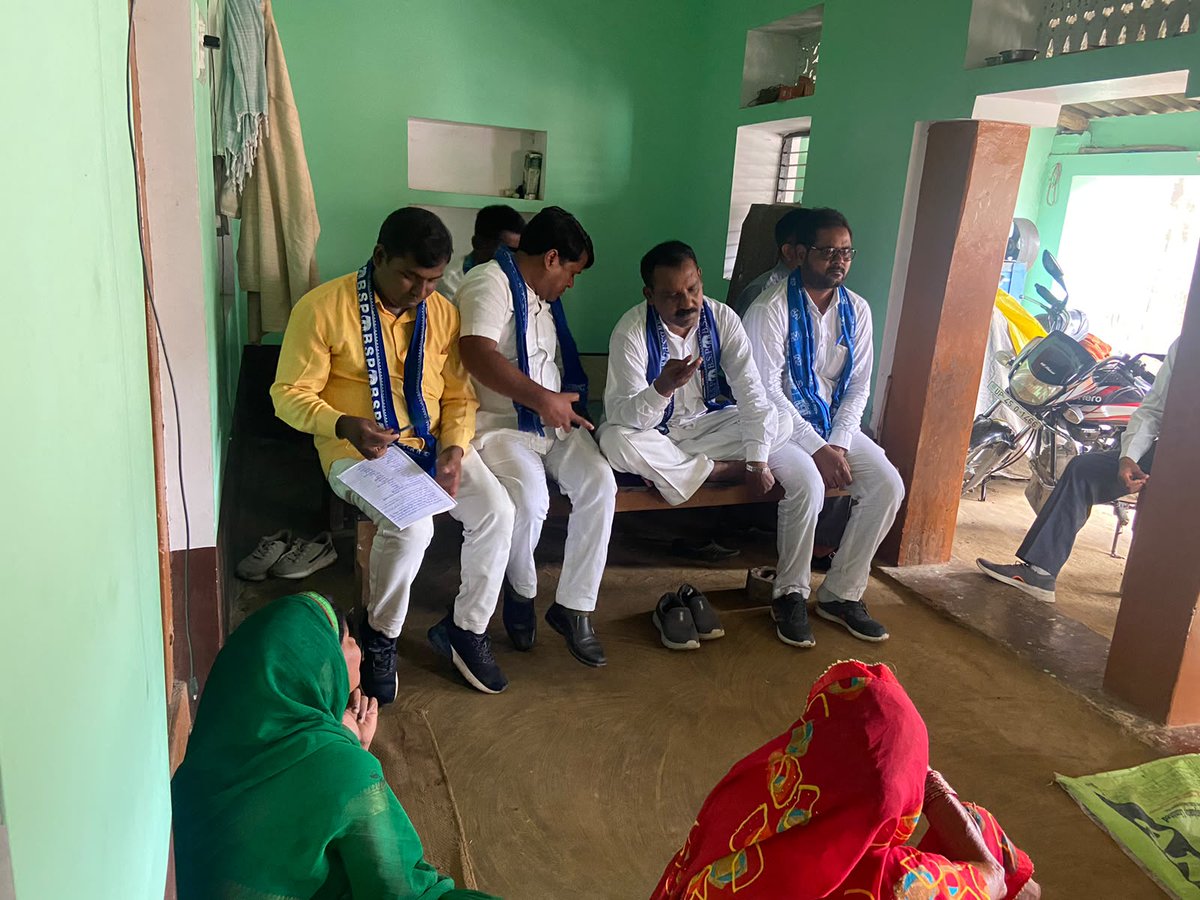 DileepKumarVim2's tweet photo. 02 अगस्त 2026 को विधानसभा क्षेत्र कटेहरी के ग्राम पंचायत प्रतापपुर चमुरखा के मजरा भिटवा में श्री कर्म राज जी के मकान पर सेक्टर एवं पोलिंग बूथ कमेटी गठन हेतु बहुजन समाज पार्टी की बैठक में पार्टी को मजबूत बनाने का मैंने आवाहन किया https://t.co/lH6DK5Jgdu