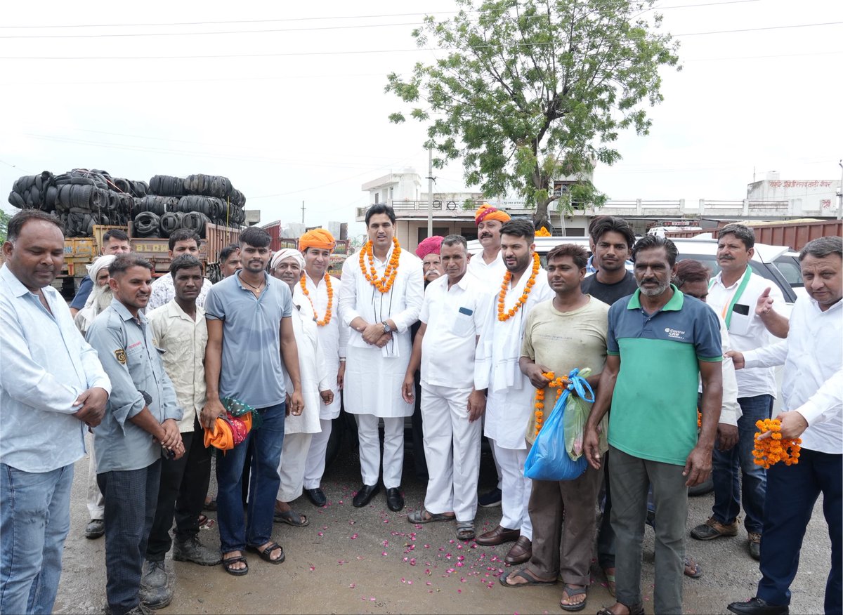 DrVikasAjmer's tweet photo. आज अजमेर जिले पीसांगन दौरे के दौरान जेठाना, कालेसरा, मांगलियावास, गोविंदगढ़ सहित जगह-जगह देवतुल्य कार्यकर्ताओं, बुजुर्गों, माताओं-बहनों एवं युवा साथियों द्वारा किए गए आत्मीय स्वागत के लिए आप सभी का हृदय से आभार!

​आपकी यह ऊर्जा, स्नेह और अटूट विश्वास ही संगठन की वास्तविक शक्ति है। शानदार आयोजन एवं गर्मजोशी से भरे स्वागत के लिए धन्यवाद।

​जय हिंद, जय कांग्रेस !
​ #Congress #Ajmer