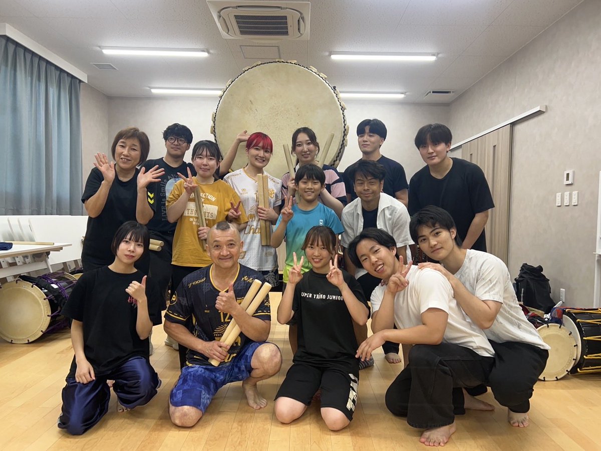 yutakaya11111's tweet photo. 今日の練習に岡谷太鼓まつり、1人打ち文科大臣賞受賞の奥村魅音ちゃんが、豊屋OB、和楽器奏者の小林美優と一緒に来訪🤗

受賞曲を披露〜もう立ち姿から既にかっこいい😎

そんな魅音ちゃん、大阪の太鼓エキスポにも出場決定🎉

目が離せない奏者になる事間違いなし‼︎ https://t.co/akgW2YNooL