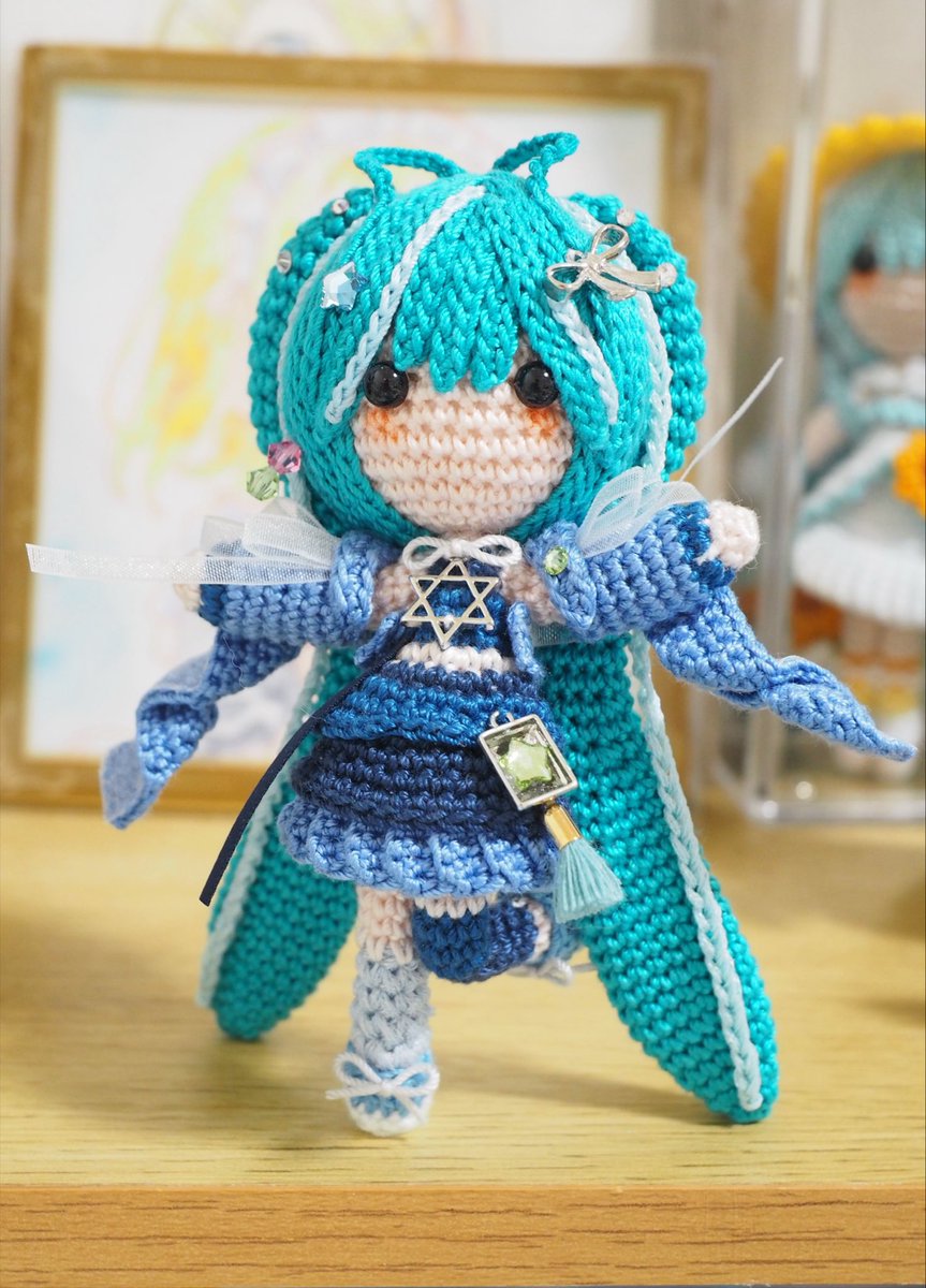 sorapichi39's tweet photo. 私が作るあみぐるみミクさんは、手足、体、ツインテールなどに針金が入っていますので、自由にポーズを取ることができます👍
こんな感じにイラストと同じポーズなんかも出来ちゃいます。
針金には電子部品に使用される、錆びに強く折れにくい材質を使用してます😊
#マジカルミライ　#そらミク https://t.co/ek82s43UpV