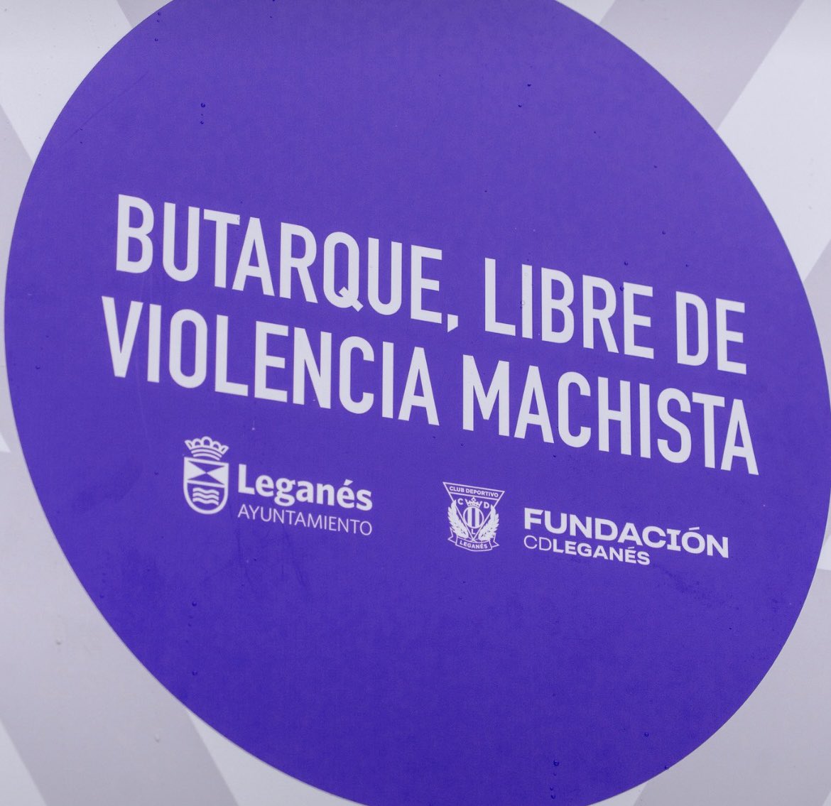 ndplaura's tweet photo. Barrera roja y punto morado. Dos medidas del gobierno actual. Las dos iguales de inútiles. https://t.co/JK3yB9kHy2