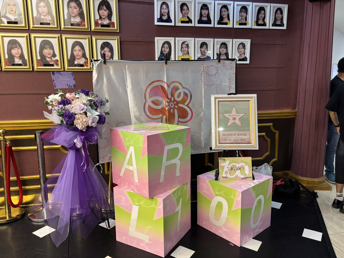 Hillaryours_ID's tweet photo. Hari ini minary menghadiri ke project 100 shownya @Aralie_JKT48 nih dari my bestie @_aranika 🤩

Selamat atas 100 shownya @Aralie_JKT48 💐

#ARL100
#BloomingAralie https://t.co/N2cjrezkqO