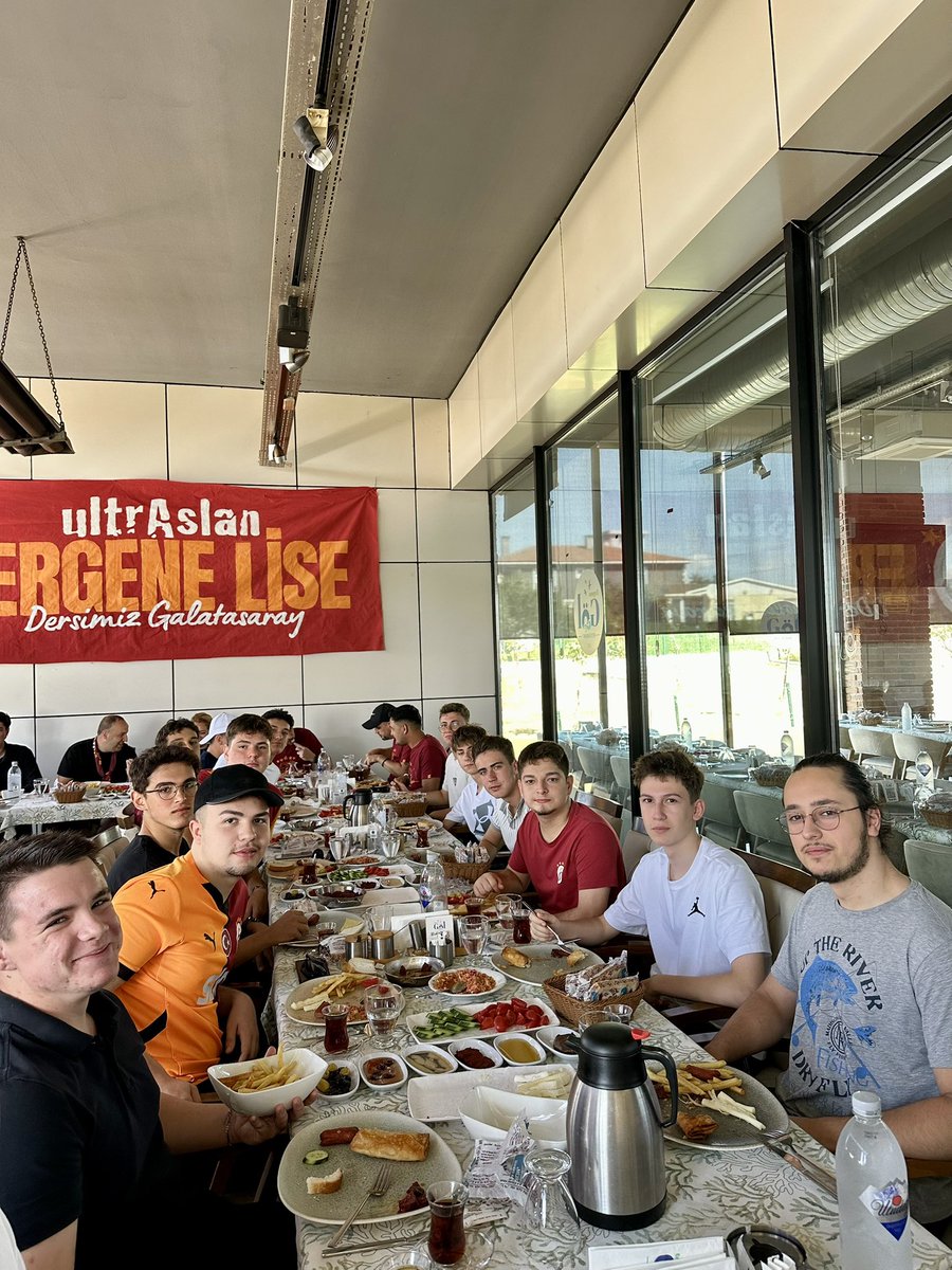 ultrAslanErgene's tweet photo. Bugün ultrAslan Ergene olarak, düzenlediğimiz kahvaltı organizasyonu ile ultrAslan Lise Ergene’nin açılışını hep birlikte gerçekleştirdik. Yeni oluşumumuzun camiamıza ve genç kardeşlerimize hayırlı olmasını diliyoruz. 🟡🔴

#uAErgene #ultrAslanLiseErgene #uAYurtiçi #uALİSE https://t.co/pqrF0rlpEV