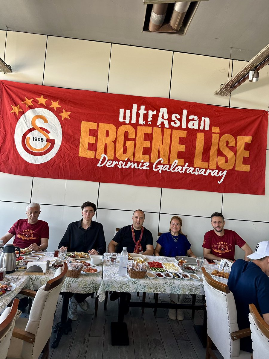 ultrAslanErgene's tweet photo. Bugün ultrAslan Ergene olarak, düzenlediğimiz kahvaltı organizasyonu ile ultrAslan Lise Ergene’nin açılışını hep birlikte gerçekleştirdik. Yeni oluşumumuzun camiamıza ve genç kardeşlerimize hayırlı olmasını diliyoruz. 🟡🔴

#uAErgene #ultrAslanLiseErgene #uAYurtiçi #uALİSE https://t.co/pqrF0rlpEV