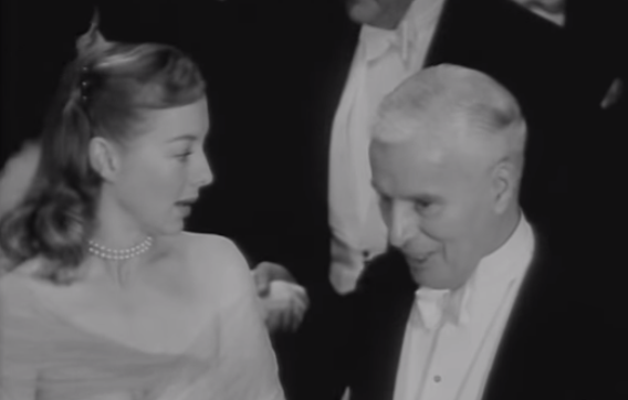 SoScarlett1's tweet photo. Evelyn Keyes (who played Suellen in GWTW) with Charlie Chaplin at The Royal Film Performance of Because You're Mine (1952), starring Mario Lanza. #TCM #GWTW #TCMparty #GoneWiththeWind #EvelynKeyes https://t.co/c3FQquau8J