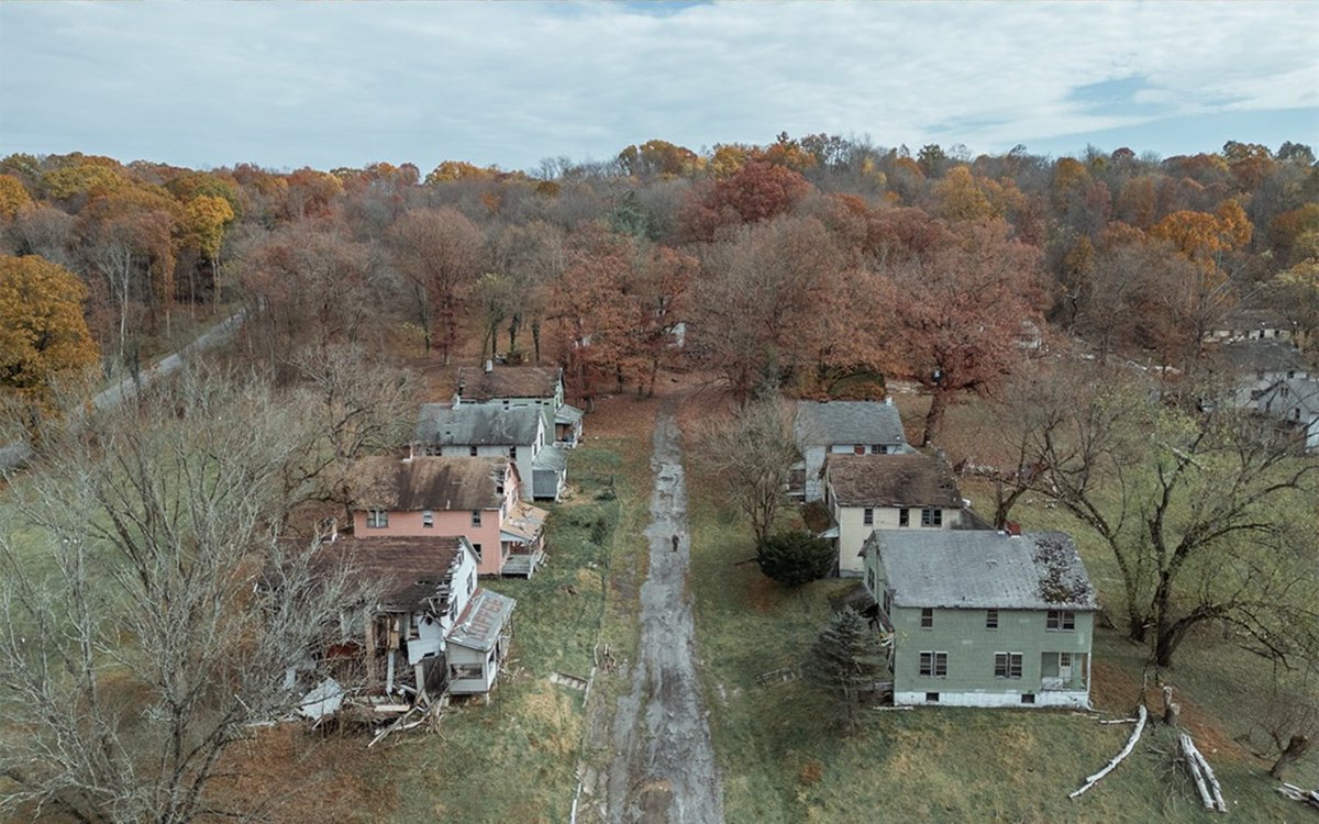 visualsofearth1's tweet photo. An abandoned coal mining town in Pennsylvania https://t.co/fyIwrCTCgB
