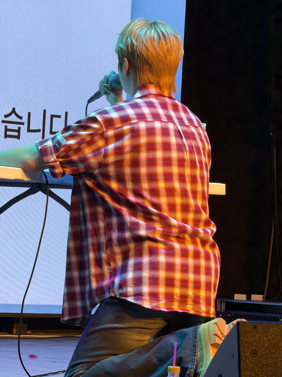 731sz's tweet photo. 최성윤 또 무릎 꿇음 ㅠㅠ https://t.co/nSvVX8SVOk