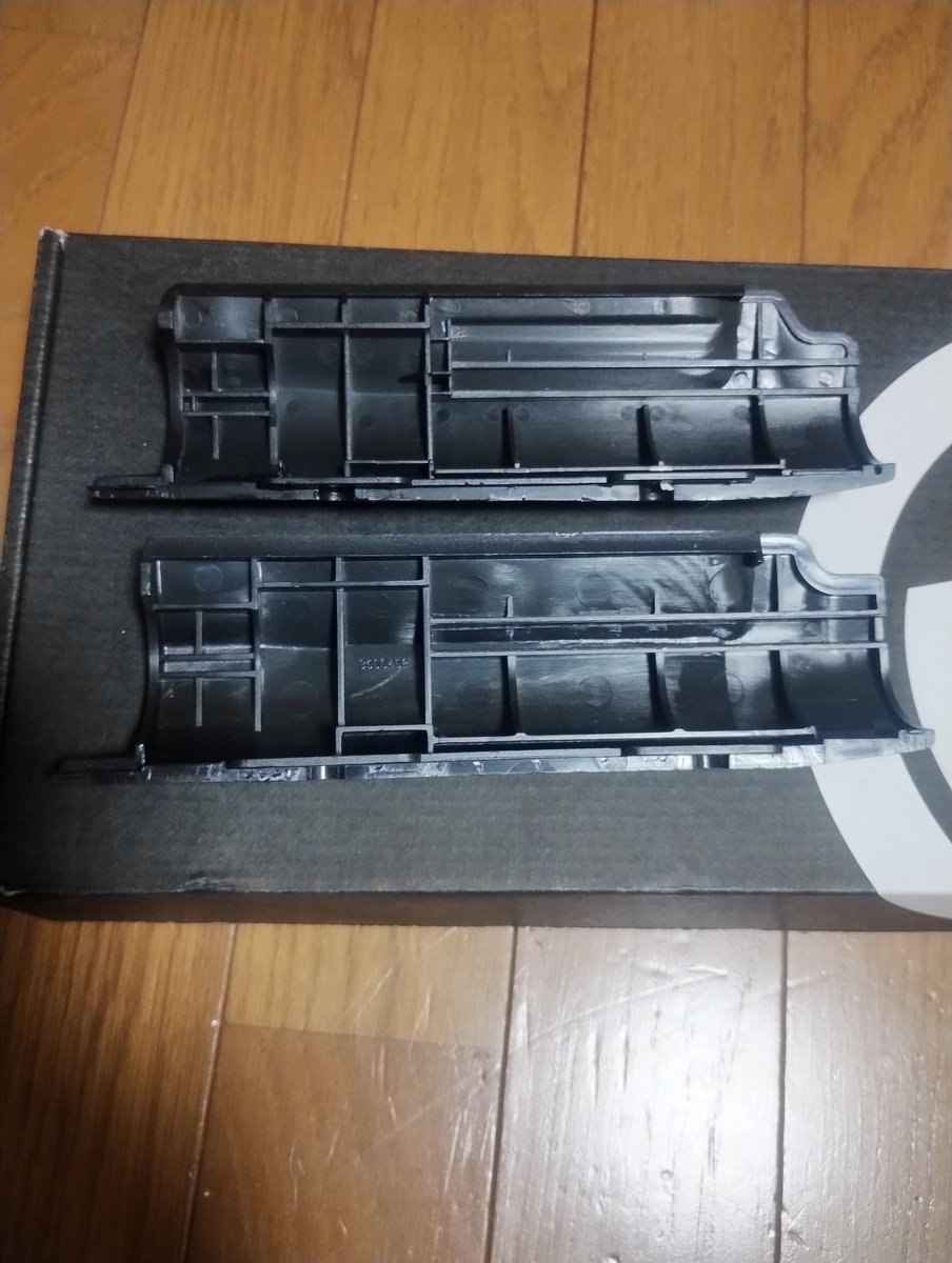 gorobeat2's tweet photo. ダブルイーグルの10禁ショットガンに、マルイベネリM3のフォアエンド(下側)は、微妙に付かない。ドライバーで挿してる部分の幅が、ダブルイーグルの方が広いので、URBAN REGIONさんのフォアエンドを削るか、本体側を削れば付きそう。下側のネジの位置も違うが、こちらは本体に穴開けで付くと思います https://t.co/UTBNKmxAwI