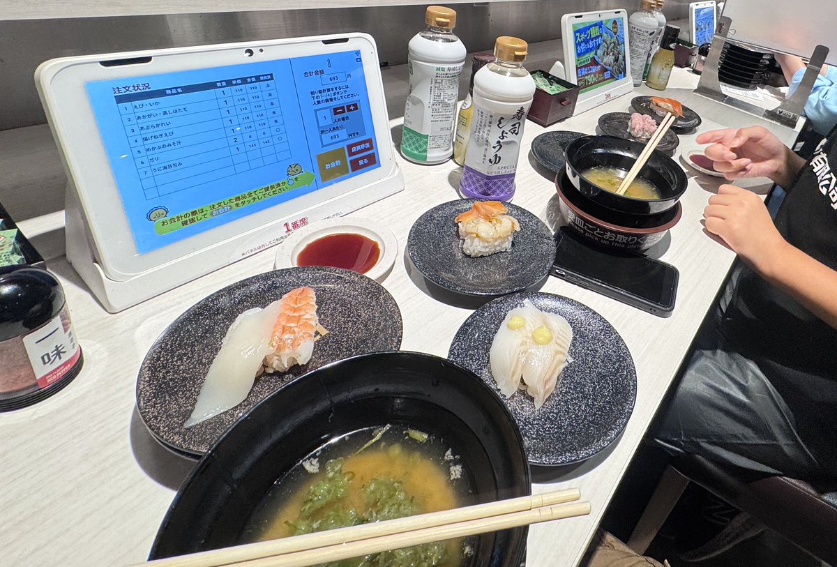 hakoneko's tweet photo. 東口で倒れてる青年が居た。
皆、遠巻きに見てるだけの中、このまま通り過ぎると夢見も悪かろうと思い声をかける。

JCS 10〜20くらい、呼びかけに反応はあるが会話が噛み合わず嘔吐あり。

これは救急車かなあと思ってたら、通りがかりのメガネ兄さんが「僕交番に声かけてきます」との申し出ががあったのでそのままお願いする。

雨にしばらく濡れていたようなので屋根の下に移動し、体���保持のため持ってた上着を羽織らしていると、程なく警官が到着、そのまま対応を引き継ぎした。

一緒にいた息子には「ああいう時はいの一番に声かけをするのだぞ、誰かが動けば手伝ってくれる人が大抵でてくるから、その人と一緒に出来る事を考えるんだ」と教えを説いておく。

画像は帰りに食べた魚べいべー。
これもまた夏の記憶。