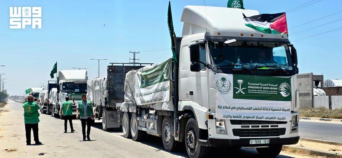 SaudiNewsFR's tweet photo. 🚨 🇵🇸 #FLASHINFO | Nombreux les ont oublié mais le Royaume continue d'apporter une aide humanitaire et de secours aux palestiniens de la bande de #Gaza :
▪️ 25 000 repas chaud sont distribués aux plus nécessiteux
▪️ Arrivée permanente d'aides alimentaires et médicales https://t.co/8uNJO4wDar