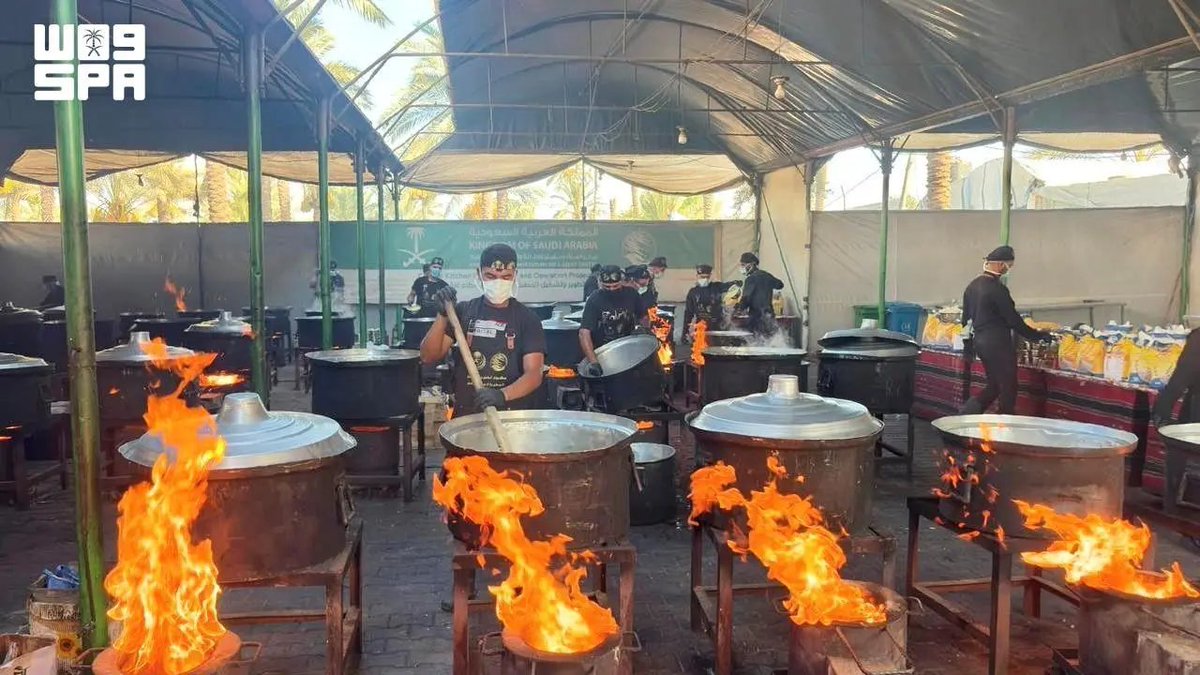 SaudiNewsFR's tweet photo. 🚨 🇵🇸 #FLASHINFO | Nombreux les ont oublié mais le Royaume continue d'apporter une aide humanitaire et de secours aux palestiniens de la bande de #Gaza :
▪️ 25 000 repas chaud sont distribués aux plus nécessiteux
▪️ Arrivée permanente d'aides alimentaires et médicales https://t.co/8uNJO4wDar
