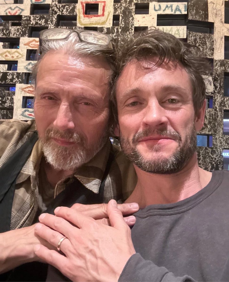 luvhannigram's tweet photo. why does it seem like Hugh is showing everyone their wedding ring https://t.co/FitrEpI5bf