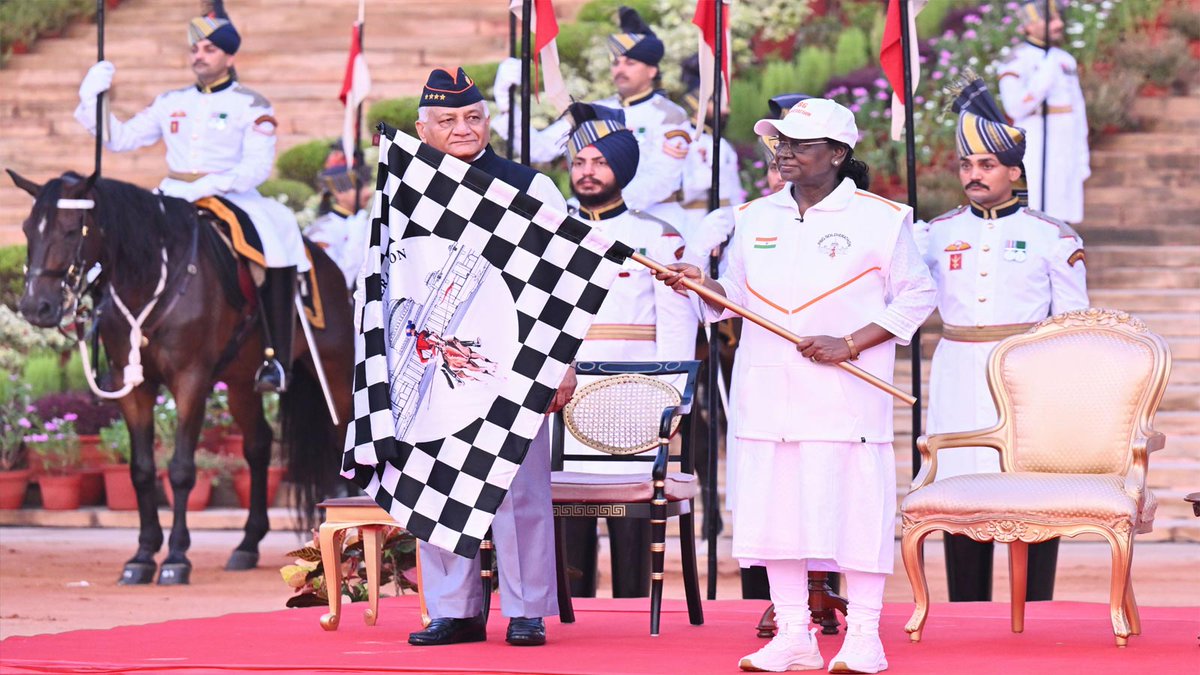 DDNewslive's tweet photo. President Droupadi Murmu on Sunday virtually flagged off the President’s Bodyguards (PBG) Soldierathon from the Forecourt of Rashtrapati Bhavan.
Read More: https://t.co/GnHQIgouIm
#PresidentDroupadiMurmu #PBG #IndianArmy @rashtrapatibhvn https://t.co/EoKC7TSWKY