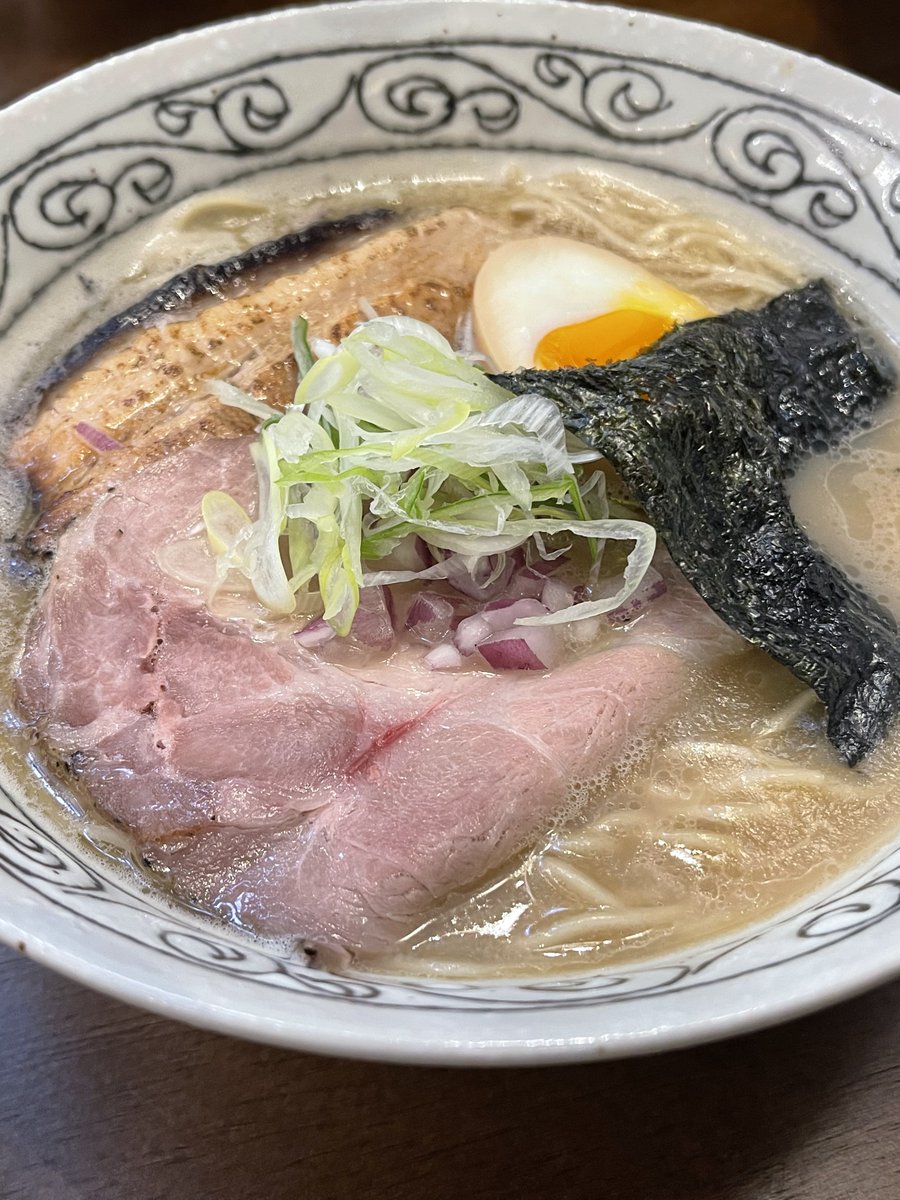 championology's tweet photo. 🍜 #เดชาพากิน 

ได้แวะมาลอง📍Gojiro Ramen  แถวสะพานควาย-ประดิพัทธ์
เลยจัดมา 2 เมนูที่คนชอบสั่ง

🍥 Tonkotsu Ramen
- น้ำซุปกระดูกหมูเคี่ยวนาน หอม มัน นัว ซดง่าย เสิร์ฟพร้อมชาชู ไข่อาจิทามะ สาหร่าย และต้นหอม เป็นรสชาติคลาสสิกที่กินได้เรื่อย ๆ 

🌶️ Tan Tan Ramen
- เบสซุปคล้ายทงคตสึ แต่เพิ่มความหอมของงาและน้ำมันพริก ทำให้รสชาติเข้มข้นและมีมิติมากขึ้น ใครชอบเผ็ดนิด ๆ น่าจะถูกใจ 

ส่วนตัวชอบทั้งคู่เลย แต่ถ้าให้เลือก
🤍 สายซดน้ำซุปนัว ๆ → Tonkotsu
❤️ สายชอบรสจัด หอมงา มีความเผ็ด → Tan Tan

🥟สั่งเกี๊ยวลวกมาเป็นเครื่องเคียงอีกหนึ่ง

ใครเคยไป Gojiro แล้วชอบเมนูไหน มาแนะนำกันได้นะ 🍜😋