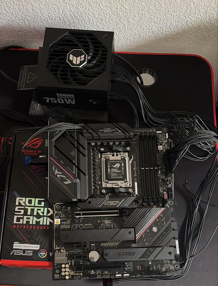 BKolaja's tweet photo. Logré Montar mi primera PC ✌🏽😜 @ASUS_ROG 
#RoG #GamingPc #RTX https://t.co/kOiunANT1U