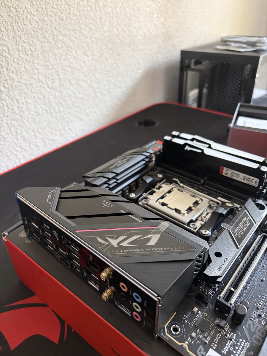 BKolaja's tweet photo. Logré Montar mi primera PC ✌🏽😜 @ASUS_ROG 
#RoG #GamingPc #RTX https://t.co/kOiunANT1U