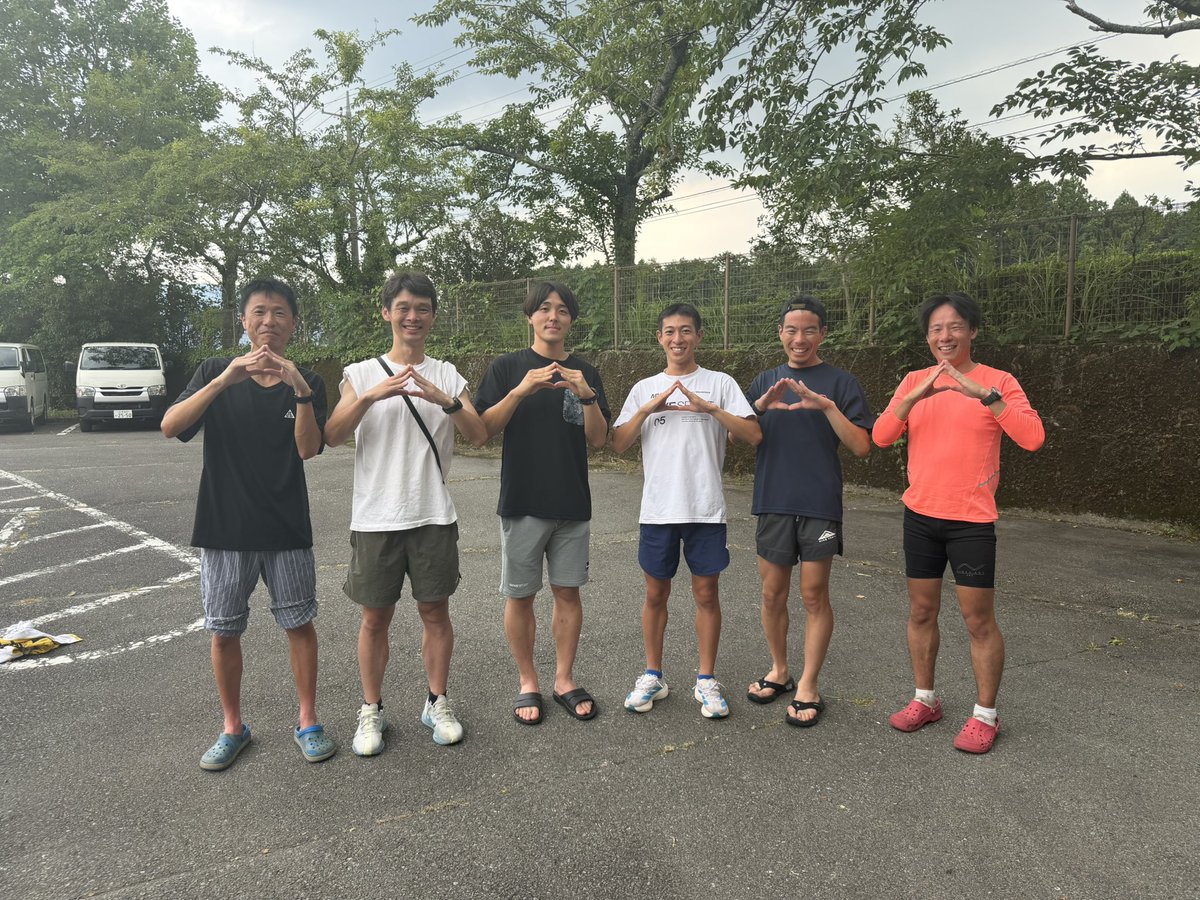 sonimaro12's tweet photo. 富士登山駅伝
5区 4.24km 53'06 区間13位
7区 3.66km 10'31 区間24位
鏑川クラブ 一般の部35位
今年も日本一の富士山に挑んできた。
昨年同様過酷な上りの5区と大砂走りの7区。
上りは序盤からキツくてしんどかったけど意外とペースは良くて8人抜き。
下りも去年の経験で多少攻められた。
また来年！ https://t.co/BYKqtWCojQ