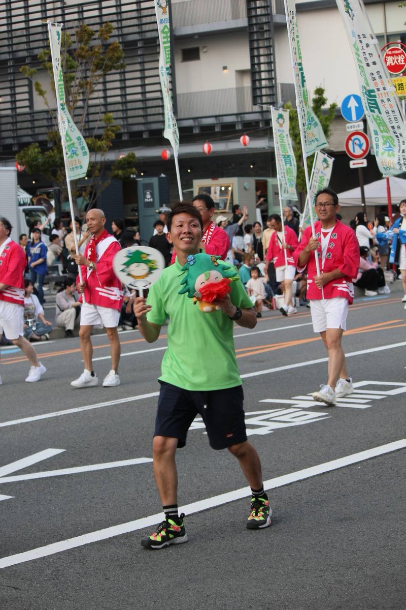 p_aq4a's tweet photo. 和歌山で生まれ育ち、和歌山を1度も出たことないにも拘わらず、なにげに人生初のぶんだらでした😳
会場の熱気と一体感に沿道のボルテージもMAX‼️
暑さに負けず、お兄ちゃんもよっしゃマンも笑顔でPR活動に励んでいました😊

#紀州おどりぶんだら節
#全国育樹祭inわかやま
#すみたに
#すみたに兄弟 https://t.co/xoVDTrkHsa