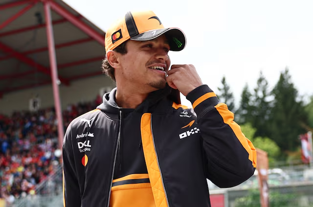 efmania's tweet photo. 🏁《「F1はビジネスに支配されすぎている」
ランド・ノリスが訴える、スポーツとのバランス》 

💰【F1はスポーツよりビジネスを優先している】
　
　ノリスは、現在のF1が競技としての質よりも、商業的な利益を中心に動いていると批判した。

「今のF1が『どうすればスポーツを可能な限り良くできるか』ではなく、ビジネスであるという事実にあまりにも強く支配されている」

「考えられているのは、『ビジネスとしてどうすれば最大限の利益を得られるか』ということばかりだ」

F1の商業的成功そのものを否定しているのではなく、利益を最大化する判断が、レースやマシンの魅力を高める判断より上位に置かれていることを問題視している。

⚡【新パワーユニット規則はメーカー参入を優先した結果】

　2026年規則で電動出力が内燃機関とほぼ同等まで引き上げられた背景には、アウディなどのメーカーをF1へ呼び込む狙いがあったとノリスは見る。

「だからアウディやほかのチームに参入してもらうために、こうした変更をしなければならなかった」

「ハイブリッドになったことも、内燃機関と電気出力が50対50になったことも、より多くのチームに参入してもらいたかったからであり、それによってより多くの金を稼げるからだ」

技術規則が純粋に速さやドライビングの魅力を追求したものではなく、自動車メーカーの事業戦略に合わせて設計されたことへの不満だ。

🏎️【ドライバーの発言権が小さすぎる】
 ノリスは、実際にマシンを運転し、レースをする
ドライバーこそ、競技の方向性について大きな発言権を持つべきだと主張する。

「最も大きな発言権を持つべきなのは、常に僕たちドライバーだ」

「僕たちは、レースがどうあるべきか、どのようなレースが可能なのか、何ができて何ができないのかについて、最もよく理解している」

しかし現実には、規則や興行上の重要な決定に対して、ドライバーの意見は十分に反映されていないという認識を示した。

📺【F1ファンの関心がレースから人物中心へ変化】

Netflixの『Drive to Survive』以降に増えた新しいファン層について、ノリスはドライバーの性格や物語を重視する傾向が強まったと分析した。

「今のファンは、以前よりもドライバーの個性を中心にF1を見るようになっている」

「実際のレースがどう展開したかへの関心は以前より薄くなり、『そのドライバーがうまくやったか、やらなかったか』という見方が強くなっていると思う」

この変化自体は否定していないが、F1が人物中心の娯楽へ傾き、レースそのものへの関心が弱まることには複雑な思いを抱いている。

🏁【最高のF1を作るには競技と商業の再調整が必要】

ノリスが求めているのは、ビジネスを排除することではなく、ファン、ドライバー、レースの魅力を改めて中心に置くことだ。

「僕たちは、あらゆる面で最高のものを望んでいる。
ファンにとって最高のもの、最高の観戦体験、僕たちにとって最高のレース、そして最も運転して楽しいマシンだ」

「F1はこれからも素晴らしいスポーツであり続ける。ただ、もっと良くできる」

メーカー参入や収益拡大を重視しすぎるのではなく、速さ、競争、運転する楽しさというF1本来の価値とのバランスを取り戻すべきだ、というのが発言全体の核心になる。

via reuters

✅運営、チーム、ドライバー、サプライヤー、そしてファン。

　多くの利害関係者がいる以上、全ての意見を取り入れれば、必ず面白くなり、人気や利益につながるというものでもない。結局、大切なのはバランスだ。

ただ、現在のF1は、ノリスが指摘するように、ややビジネス側へ振れすぎているように感じる。

今のF1は人気も収益も拡大し、「我が世の春」に見えるかもしれない。しかし、その成功に驕り、現場の声に耳を傾けなくなれば、そこが凋落の入り口になりかねない。

今のF1人気がブームの側面を持つなら、そのブームはいつか必ず落ち着く。

だからこそ、人気がある今のうちに各方面の意見へ謙虚に耳を傾け、ブーム後も支持されるスポーツへと整えていくことが大切だと思う。
