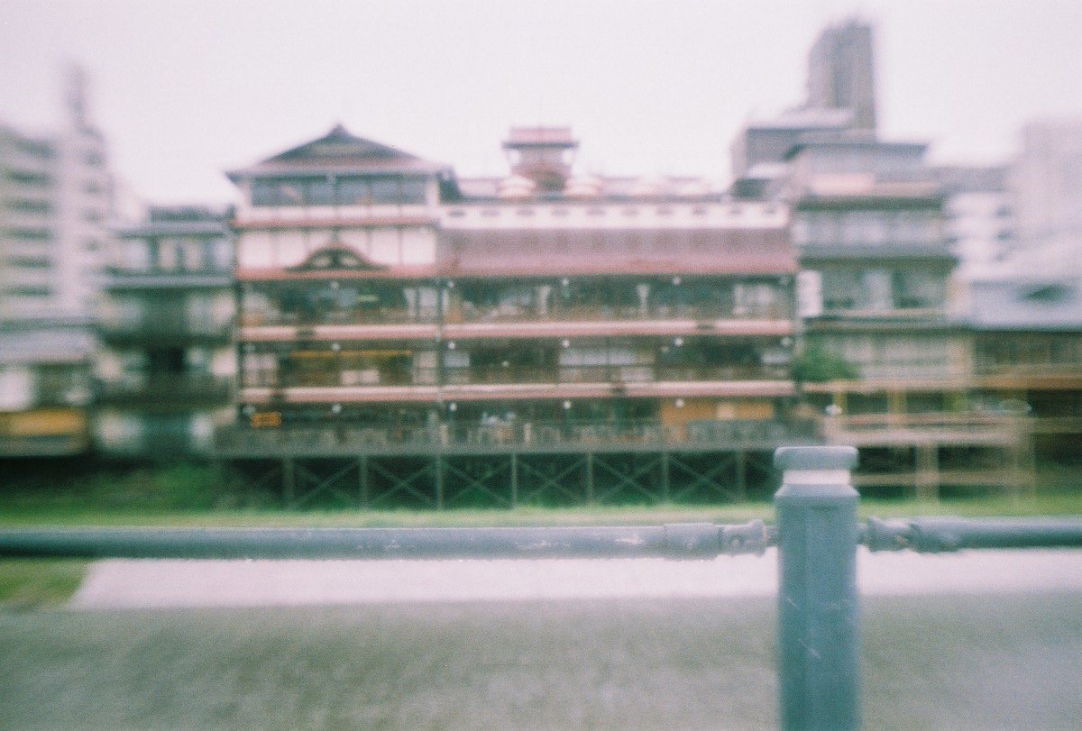 hello_keynabe's tweet photo. 9年前に撮ったきりにしていたフィルムを現像してきました。
劣化しててどうだろうか…と思ったら、昔友人と旅した京都の写真が。

懐かしいなあ。

MINOLTA SRT101 https://t.co/ajRMsNfxj2