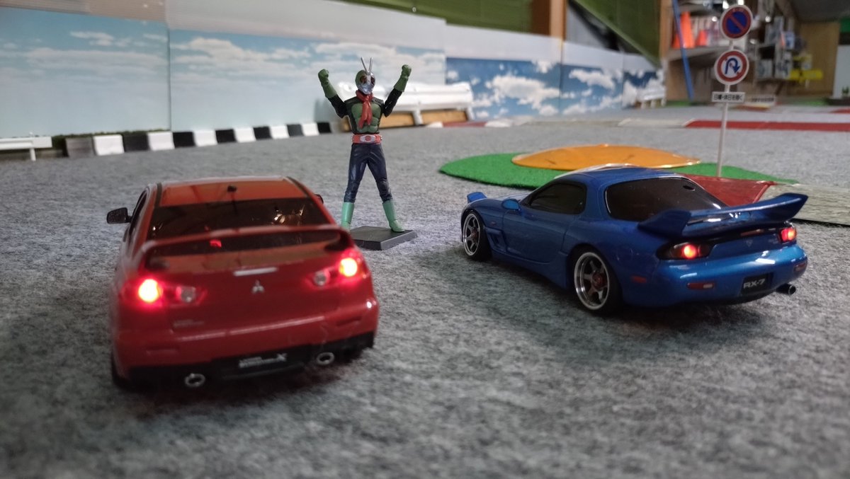 pfbw's tweet photo. 【スチールがポキって傷心な横浜南部のゼロヨンドリフト大集合】

満を持してポルシェ934登場を企んでいたものの試走でポッキリ逝って悲しさを吹きとばせ！でライダー先輩にスターターを頼んで横浜南部のゼロヨンや埋め立て地ドリフトを再現させて現実逃避しているサンデーナイトなう。

ちきしょーめ。

しばらくポルシェやストラトスはガレージで休眠デス❤

#MRD #AWD #ミニッツ #MINIZ #ドリフト #Drift #京商  #enjoysmile #ARMS #藤沢 #ゼロヨン #仮面ライダー