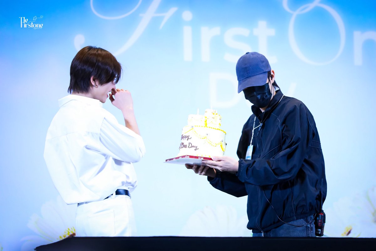 TleFirstoneTH's tweet photo. มีเด็กดีใจมาก ๆ พี่คนโปรดมาหาด้วยยย วันเกิดปีนี้แฮปปปปปี้ที่ฉุด 🎁🩷🙌🏻

FIRSTONE TURNED 26
#26thHBDFIRSTONE

#TleFirstone #เติ้ลเฟิร์สวัน 
#TLE_mtm #Firstone ♡ https://t.co/btR8En537m