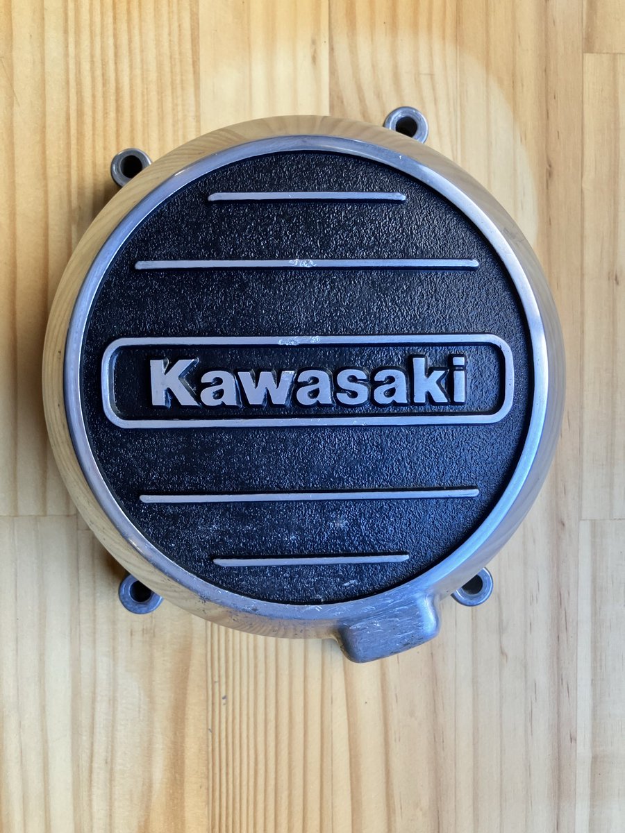 CrazyRev9's tweet photo. 立ちゴケならぬズリゴケ。

フロントを坂道の下り方向に向け停めてしまったばかりに、降りた途端コテッ😱

KZ純正カバーのガリ傷修理出してるけど、かれこれ3ヶ月以上待ってる。そろそろ乗りたいぞ( ´Д`)y━･~~

#ゼファー750
#ゼフェックス https://t.co/8SyGwVXebU