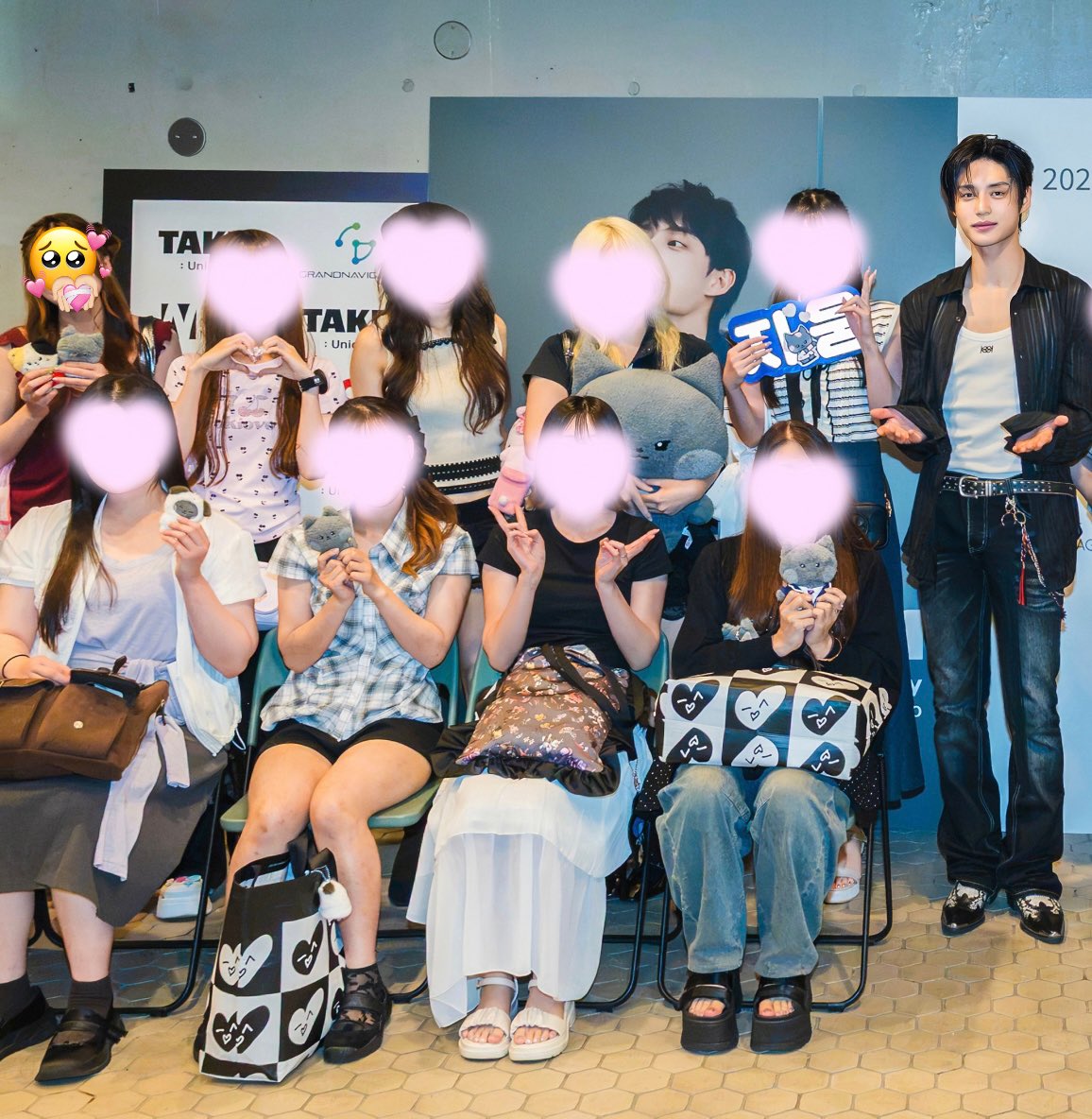 mygfwoong's tweet photo. yippee they didn’t blur rinini in the group photo (¬‿¬) https://t.co/lPgJhl2Gj6