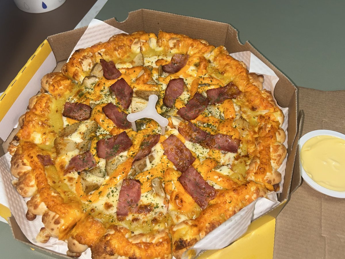 slowloning11's tweet photo. 오지치즈포테이토피자야🤌💕💕 https://t.co/q2bmYkFJWP