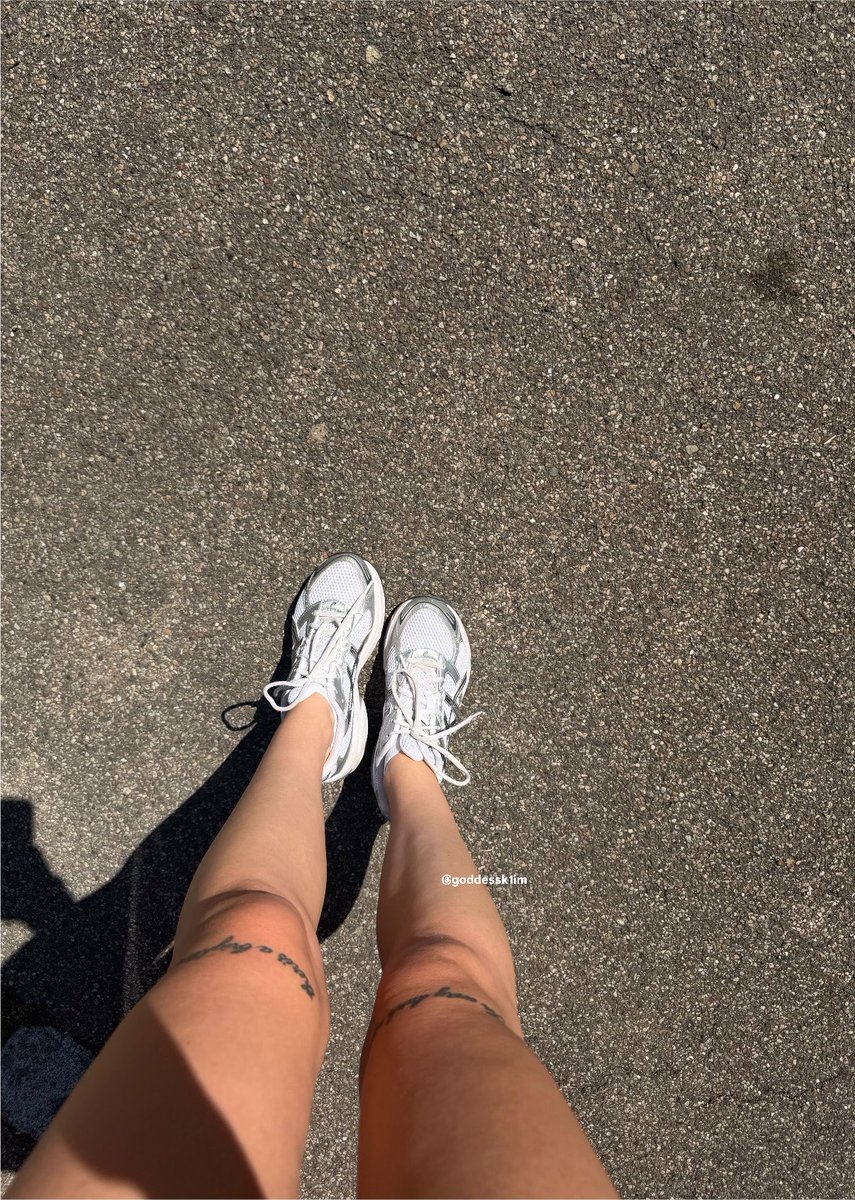 goddessk1im's tweet photo. meine beine machen dich komplett verrückt 😝 https://t.co/3wxle10tot