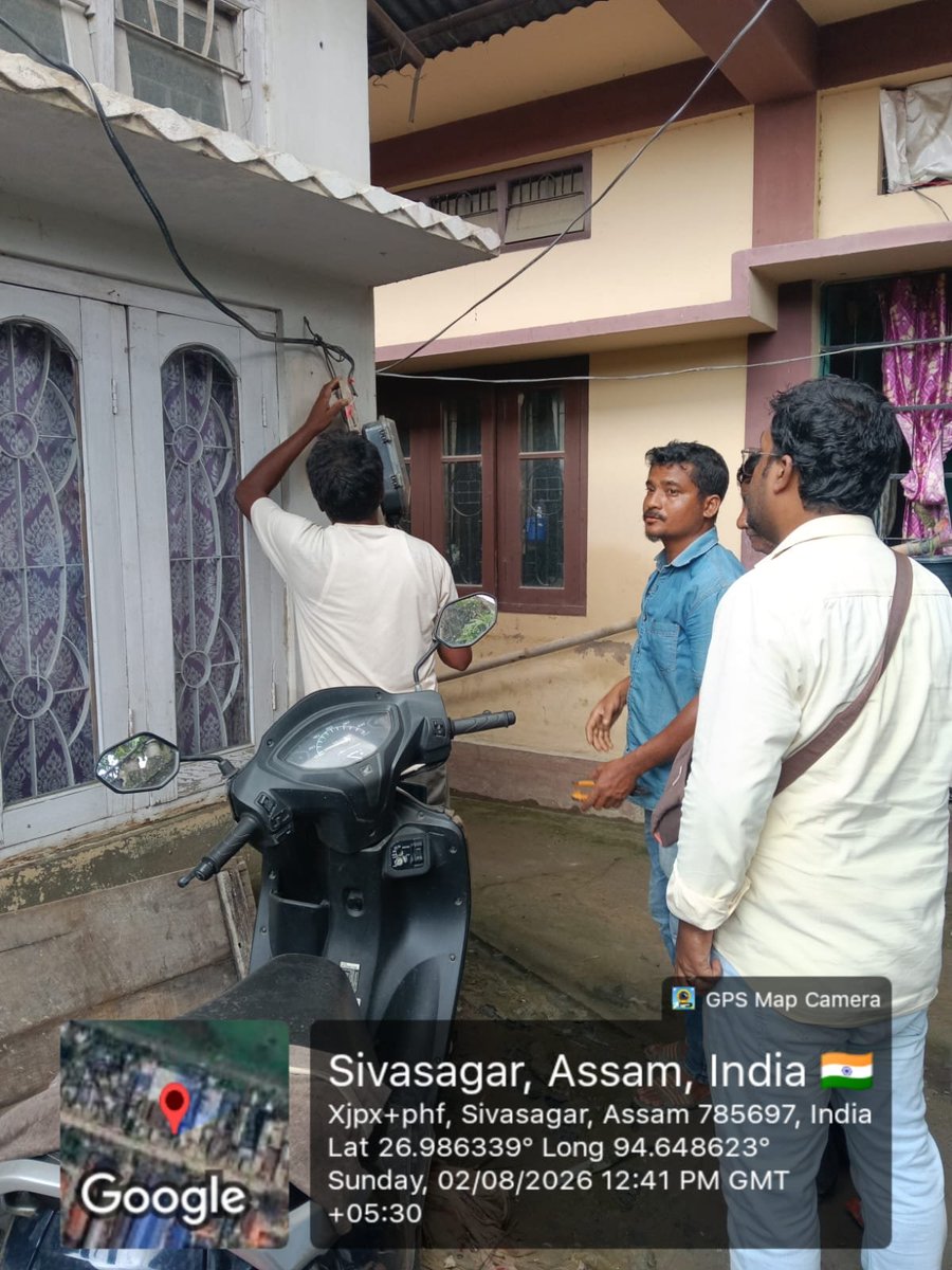 himantabiswa's tweet photo. Our power warriors are working round the clock to restore power supply in all affected areas.

Their hardwork is often understated but be it any weather or at any time of the day, they are always on the job to make sure homes across Assam keep glowing.

#AssamFloods https://t.co/AyzCqvWOrt