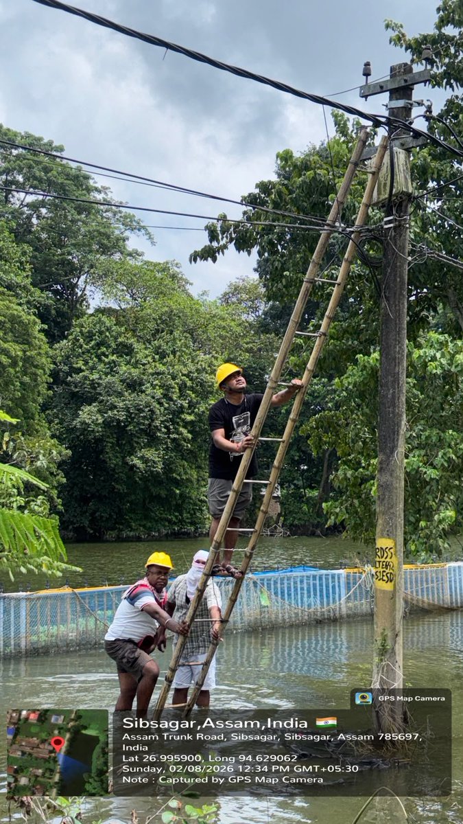 himantabiswa's tweet photo. Our power warriors are working round the clock to restore power supply in all affected areas.

Their hardwork is often understated but be it any weather or at any time of the day, they are always on the job to make sure homes across Assam keep glowing.

#AssamFloods https://t.co/AyzCqvWOrt