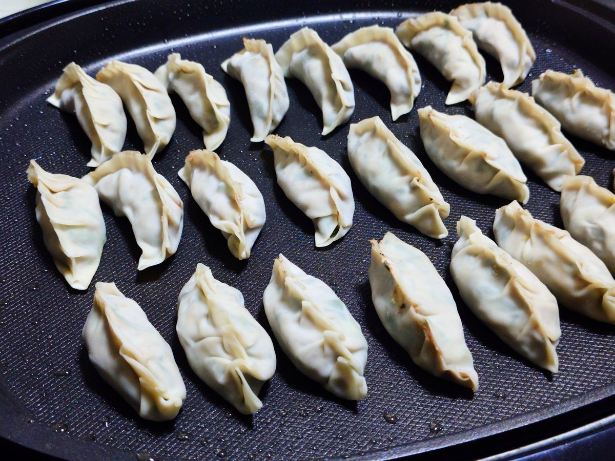 FMS531's tweet photo. 家餃子！
餃子の中で肉汁がグツグツいってるぐらいジューシーで最高に美味しい…… https://t.co/uMz7SxDxtk