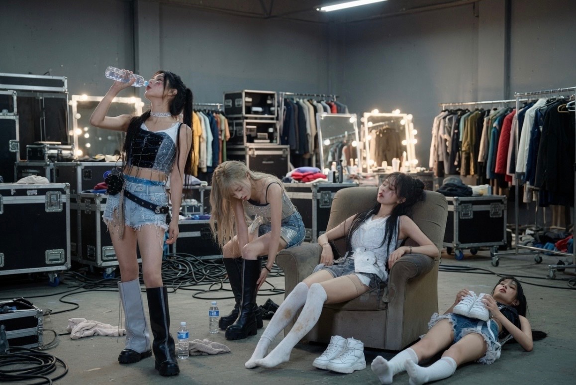 MarkoHein2's tweet photo. Kpop girls are exhausted after concert https://t.co/5bZwcG4atF