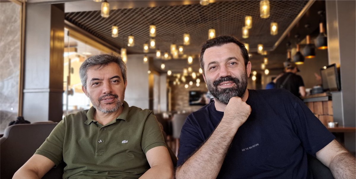sametdgn1's tweet photo. Lübnan’a gelince Beyrut’un göbeğinde @kemal_ozdal ile karşılaşma olasılığınız çok yüksek, o zaman bu ülkeye dair her şeyi ondan dinlemenizi tavsiye ederim, muazzam bir birikim. Ömrü buralardaki Filistinli mültecilerle ilgilenmekle geçti, şimdi de iç göç ve savaş mağdurlarıyla. https://t.co/QAJHfAsb8J